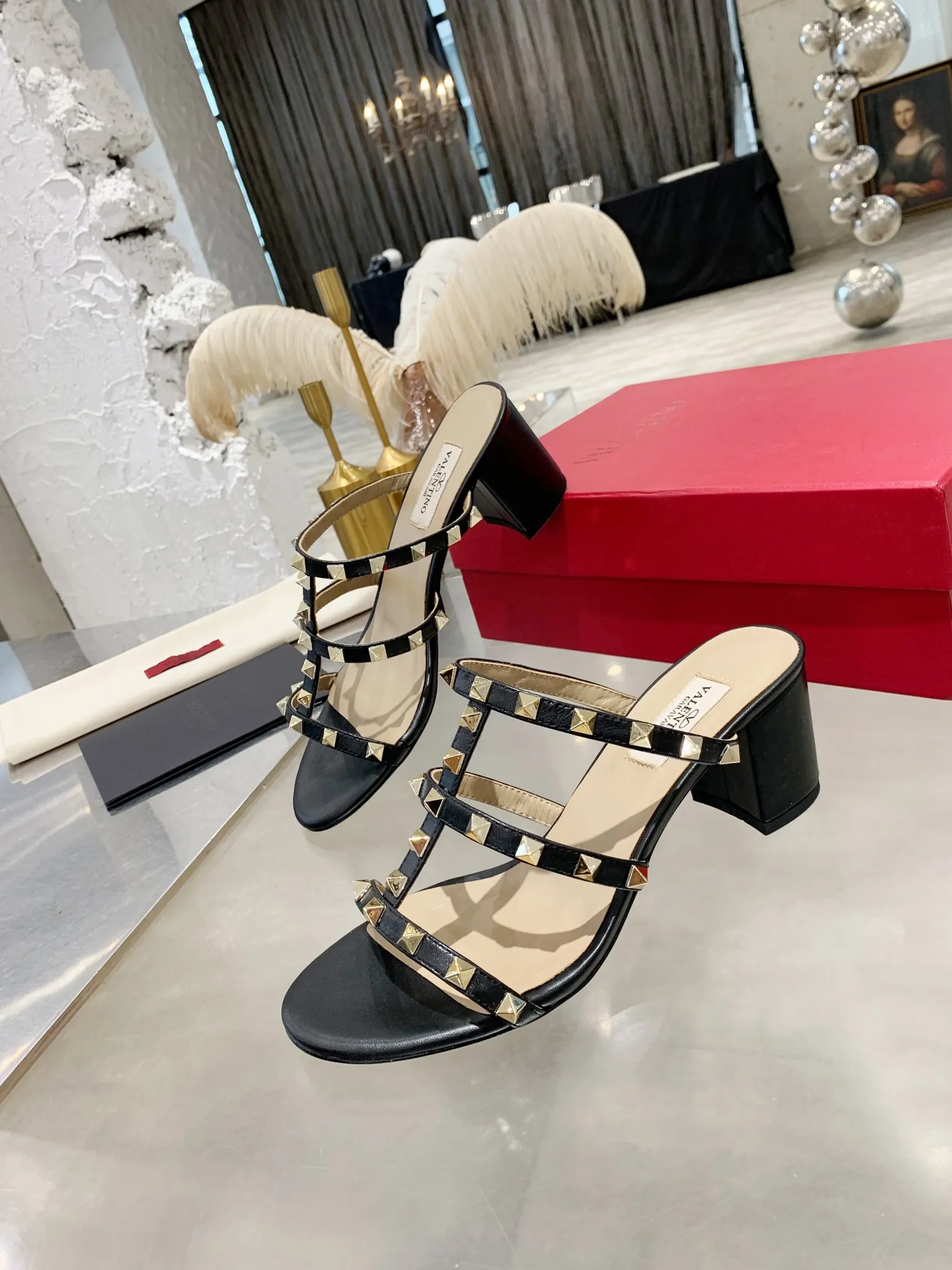 👟👟Ex-factory price 440👟👟 Warren thick heel sandals) VT rivet series is definitely a classic! Since the launch of the Rockstud Collection series, it has become one of the important iconic elements of Valentino! Domineering rivets are a must-have item in every woman’s shoe wardrobe! Created from the original, perfectly reproduced! Heel height: 6 cm, flat bottom, size 34-42, leather outsole